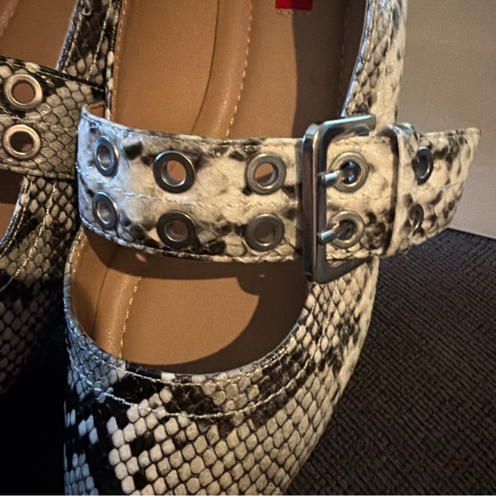Unionbay Snakeskin Mary Jane Flats Pointed Toe Grommet Buckle Women’s Shoes 8.5 - Picture 3 of 10